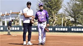 徐生明盃韓國教練神似高國輝  季軍戰開球合體第11屆徐生明國際少棒錦標賽有2支韓國球隊參賽，其中順天南山隊總教練孟鎮國（右）神似台灣球星高國輝（前左），主辦單位28日特地邀請高國輝擔任季軍戰開球貴賓，並安排孟鎮國擔任接球捕手，讓這對「異國兄弟」能同場秀一手。（大會提供）中央社記者謝靜雯傳真  112年11月28日