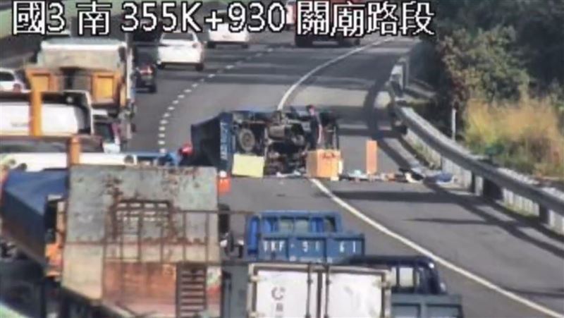 新／國3這路段貨車翻覆　後方車流塞爆