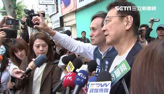 趙少康親自到場看葉元之看板：完全不像