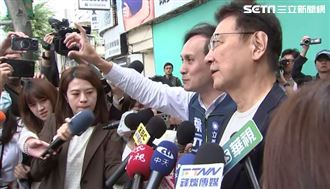 趙少康親自到場看葉元之看板：完全不像