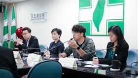 民進黨副秘書長楊懿珊、不分區立委提名人沈伯洋、新境界文教基金會董事林飛帆、國際事務部副主任邱雯莉共同接見國際共和研究所(International Republican Institute）訪團（圖／民進黨提供）