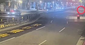 通化夜市LED看板被撞壞，騎士肇事逃逸。（圖／翻攝畫面）