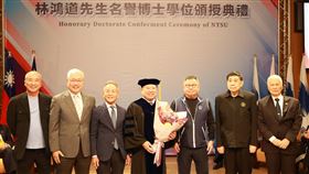 中華奧會主席林鴻道獲頒國立體育大學頒授名譽博士學位。（圖／中華奧會提供）