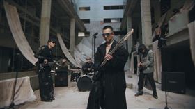 傻子與白痴闖廢墟拍MV。（圖／傻子與白痴提供）