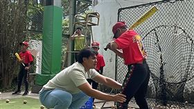 ▲張育成返指導台東的孩子。（圖／張育成經紀公司提供）