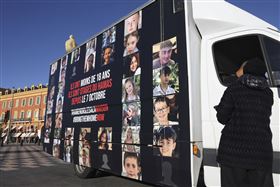 遭哈瑪斯挾持的法國人質首次出現在釋放名單中，包括16和12歲的姊弟沙哈（Sahar Kalderon)與艾瑞茲卡德隆（Erez Kalderon），及12歲的伊坦亞哈洛米（Eitan Yahalomi），於11月27日晚間重獲自由回到以色列。（圖／美聯社／達志影像）