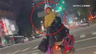 危險！機車三貼童站坐墊　家長拎書包騎車