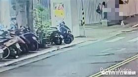 印度籍史男在北市街頭強抱婦人懷中的3歲女童。（圖／翻攝畫面）