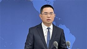 陸生來台就業  陸：兩岸關係要先回「正確軌道」針對中國國民黨總統候選人侯友宜主張，若當選後將開放陸生來台就學就業，中國大陸國台辦發言人陳斌華29日說，只要兩岸關係回到和平發展的「正確軌道」，各領域交流即有望實現正常化，是兩岸民眾都樂見的。中央社記者邱國強北京攝  112年11月29日