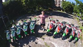 WeMo x 台通聯名車款狂天狗(圖右紅)與龜の電(圖左藍綠)一字排開中間為主持人何勁旻。（圖／品牌業者提供）  