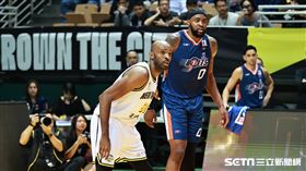 ▲東超聯賽，新北國王迎戰馬尼拉電器，戴維斯防守伊貝（Prince Ibe）。（圖／記者劉彥池攝影）