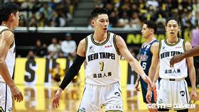 ▲東超聯賽，新北國王迎戰馬尼拉電器，林書豪罰球後和隊友擊掌。（圖／記者劉彥池攝影）