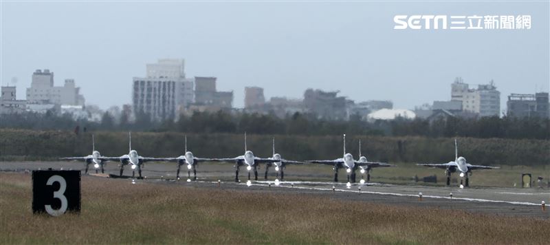 勇鷹高教機依序編隊滑行、起飛並進行衝場。（圖/記者邱榮吉攝影）