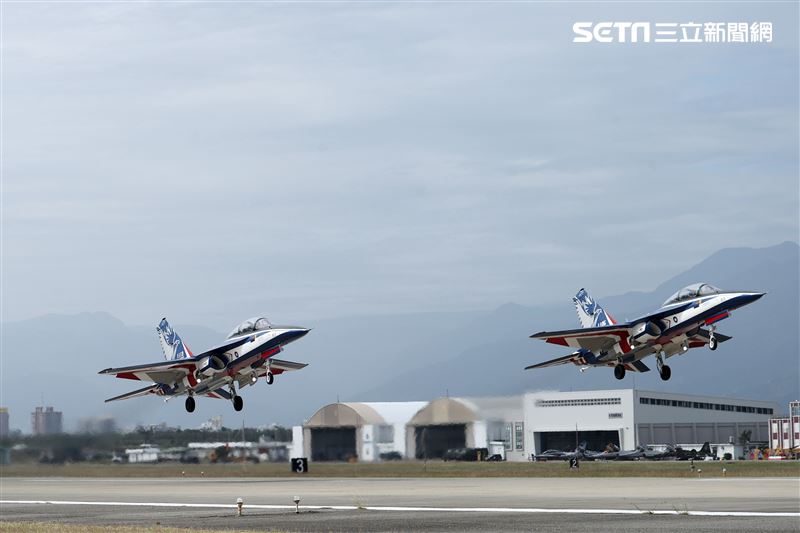 勇鷹高教機依序編隊滑行、起飛並進行衝場。（圖/記者邱榮吉攝影）