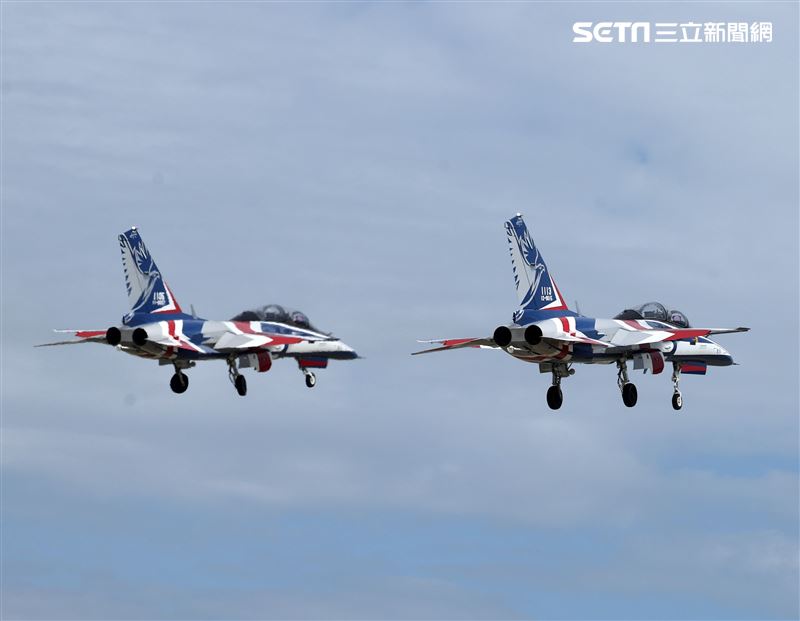 勇鷹高教機依序編隊滑行、起飛並進行衝場。（圖/記者邱榮吉攝影）