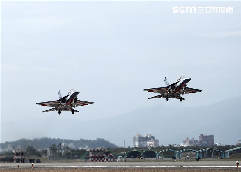 勇鷹高教機依序編隊滑行、起飛並進行衝場。（圖/記者邱榮吉攝影）