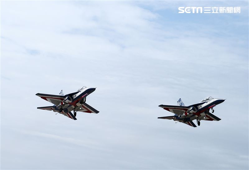 勇鷹高教機依序編隊滑行、起飛並進行衝場。（圖/記者邱榮吉攝影）