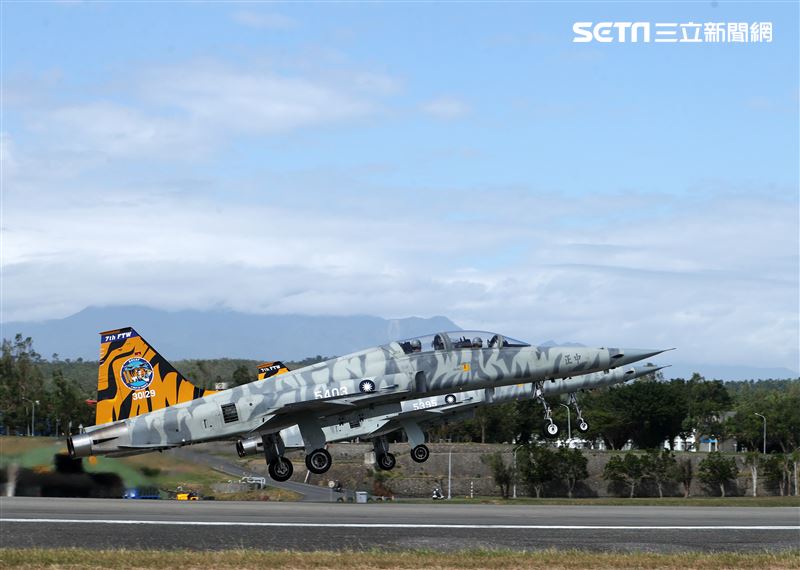 虎斑塗裝F-5E戰機起飛衝場。（圖/記者邱榮吉攝影）