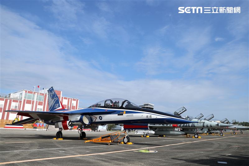 空軍F-5E/F戰機，正式解除戰備任務，由勇鷹高教機取代訓練任務在空軍志航基地演出起飛衝場，象徵薪火相傳。（圖/記者邱榮吉攝影）