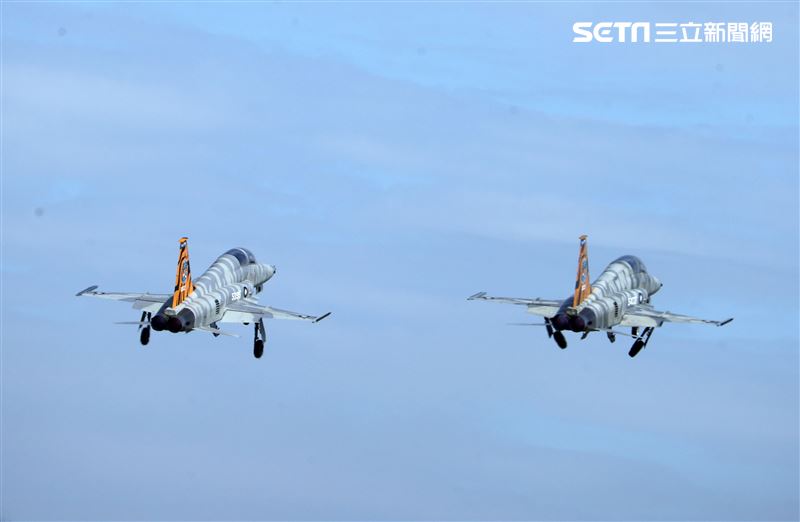 虎斑塗裝F-5E戰機起飛衝場。（圖/記者邱榮吉攝影）