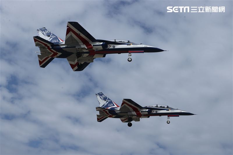 勇鷹高教機依序編隊滑行、起飛並進行衝場。（圖/記者邱榮吉攝影）