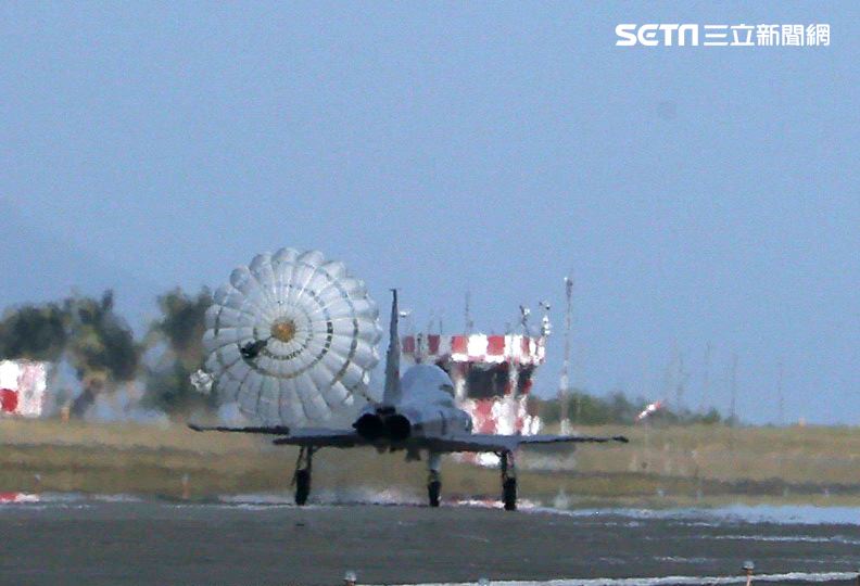 F-5E戰機落地後施放阻力傘。（圖/記者邱榮吉攝影）