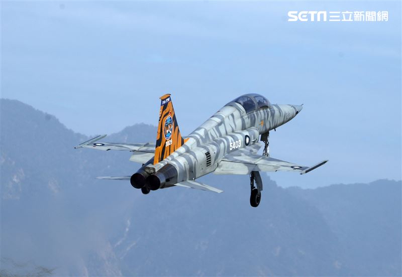 虎斑塗裝F-5E戰機起飛衝場。（圖/記者邱榮吉攝影）