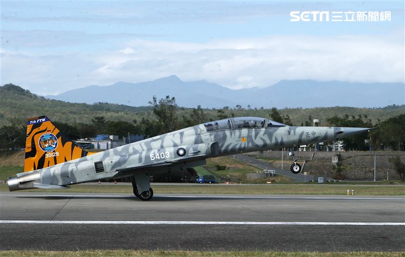 虎斑塗裝F-5E戰機起飛衝場。（圖/記者邱榮吉攝影）