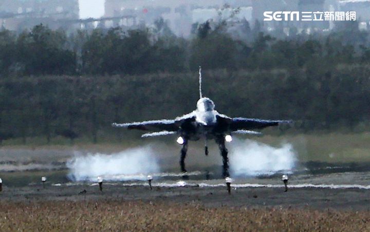 勇鷹高教機「觸地重飛」（Touch and Go）。（圖/記者邱榮吉攝影）