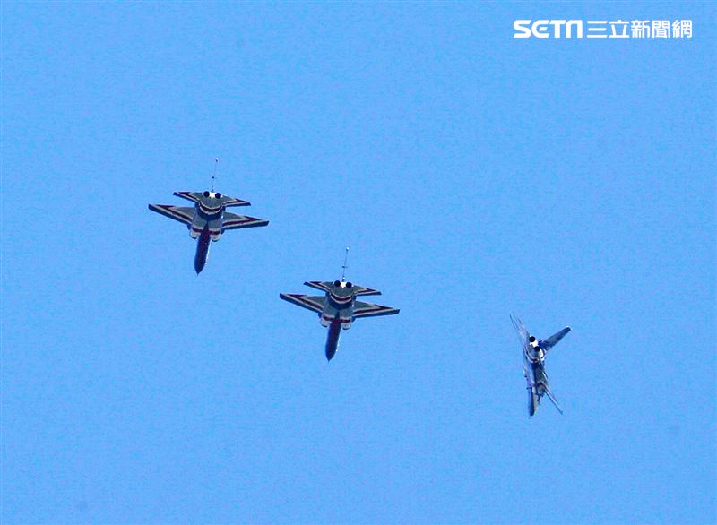 勇鷹高教機依序編隊滑行、起飛並進行衝場。（圖/記者邱榮吉攝影）