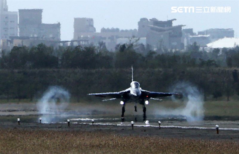 勇鷹高教機「觸地重飛」（Touch and Go）。（圖/記者邱榮吉攝影）