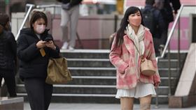 中部以北10縣市低溫特報（2）中央氣象局針對中部以北10縣市發布低溫特報，15日清晨本島平地最低溫為新北市富貴角攝氏8度。圖為台北市中正區，民眾穿厚外套、圍圍巾保暖。中央社記者謝佳璋攝  112年2月15日
