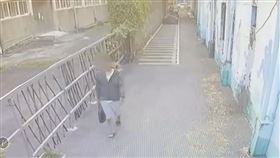 ▲新北市翁男什麼都偷，闖進洗衣店裡偷走超過20件衣物，到板手、公事包、名片都偷。（圖／翻攝畫面）