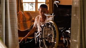 鄭平君在《烟花》中從輪椅摔倒。（圖／琺珏文創提供）