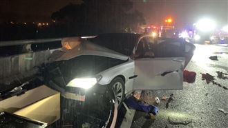 國3BMW追撞小貨車　駕駛噴飛趴國道慘死