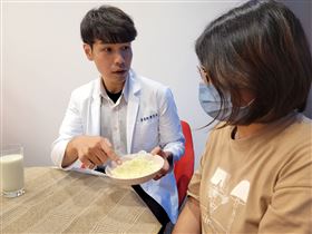 奶粉出現異物嚇壞爸媽！專家：「乳糖焦化」別緊張，4招把關奶粉品質（業配勿用）