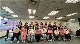 民進黨性平部主任李晏榕偕17名女性不分區立委候選人召開「2024 選好的人，走好的路」記者會（圖／記者高逸帆攝影）