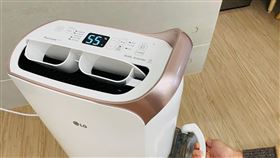 先將水箱水倒掉再移動除濕機，並避免拉扯電線。（圖／486團購提供）