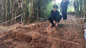 中國四川一名男子看完盜墓小說，揪3幫手去盜墓。（圖／翻攝自微博）