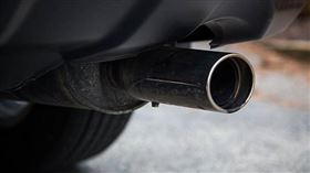 男子全裸性侵「汽車排氣管」。（示意圖，非當事人車子／pixabay）