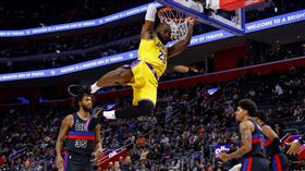 ▲詹姆斯（LeBron James）上演多次暴扣！湖人送給活塞15連敗。（圖／路透社／達志影像）