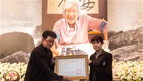 水墨藝術家李義弘逝世  文化部頒贈旌揚狀水墨藝術家李義弘13日逝世，文化部藝術發展司長周雅菁（右）29日出席李義弘告別式，並頒贈文化部旌揚狀，由李義弘之子李懷倉（左）代表受贈。（文化部提供）中央社記者王寶兒傳真  112年11月29日