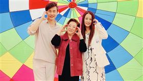 包偉銘（左起）、陳淑芳、劉依純在熱氣球背景下合影。。（圖／翰森娛樂提供）