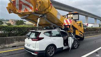 休旅車開輔駕插入　緩撞車45度角騰空