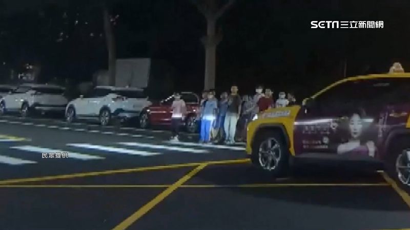 計程車直衝路口　騎士「急按喇叭」救學童