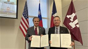 台12校聯盟與美德州2大學系統簽備忘錄（1）由台灣大學等12所大學組成的台灣大學學術聯盟（UAAT），近日與美國德州農工大學系統（TAMUS）及德州大學系統（UTS）簽署合作備忘錄。簽署代表、中央大學校長周景揚（右）與美國德州農工大學系統代表總校長夏普（John Sharp）（左）完成備忘錄簽署。（教育部提供）中央社記者陳至中傳真  112年11月30日