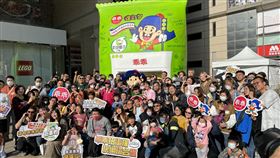 ▲乖乖打造出一座兩層樓高的巨型扭蛋機，展開環台巡迴展示。（圖／鍾釗榛攝）