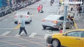 北市黃女騎士行經汀洲路時，輾過路面的磁磚後摔車受傷。（圖／翻攝畫面）