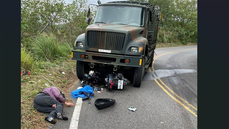 機車逆向撞軍卡車　騎士倒地不起送醫