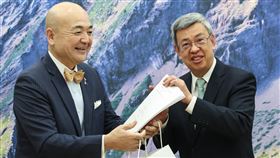 陳建仁接見片山和之（2）行政院長陳建仁（右）30日在行政院接見日本台灣交流協會台北事務所代表片山和之（左），片山和之致贈自己以「台灣民主化」為題撰寫的碩士論文給陳建仁。中央社記者吳家昇攝  112年11月30日